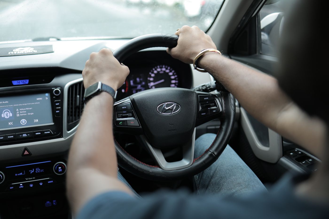 Mains d’un conducteur sur le volant